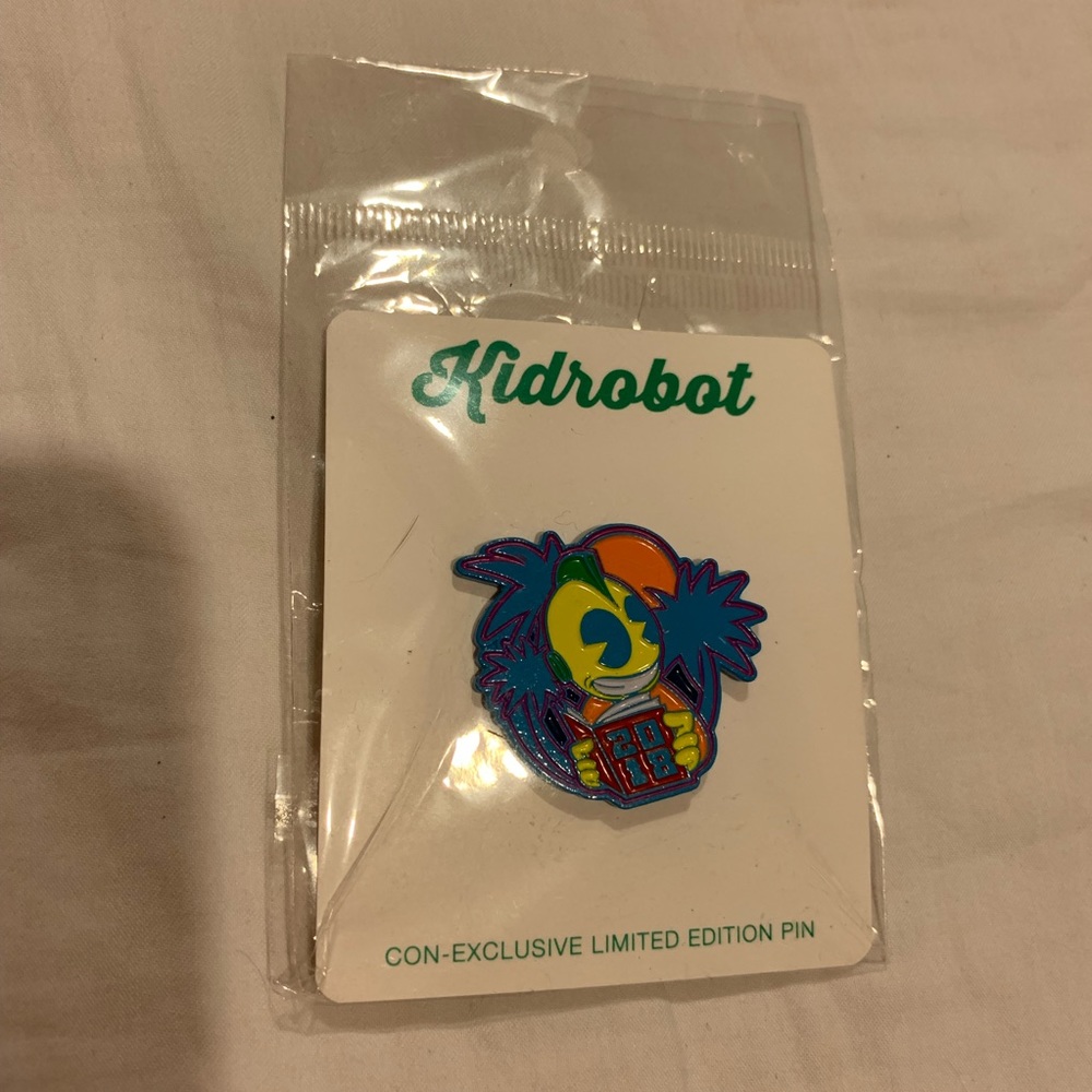 SDCC Exclusive Kidrobot Pin Limited Edition RARE - Picture 2 of 3